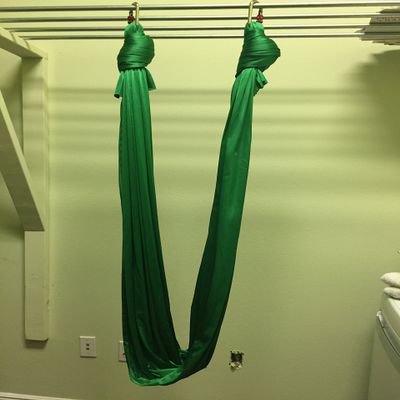 Premiere Aerial Yoga Hammock (Yoga Swing/sling, Aerial Yoga, Antigravity) (Kelly Green)