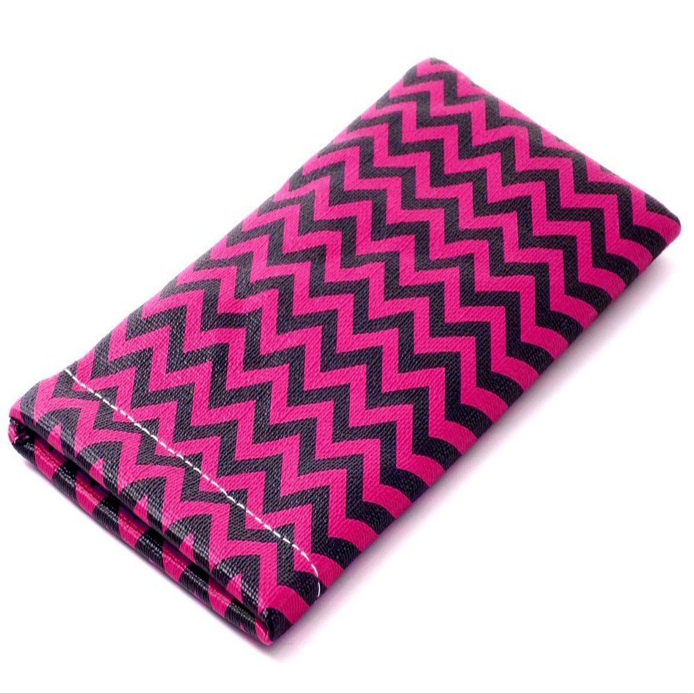 Calabria Quetsch Top Weich Brillenetui Chevron Zig Zag Design IN Schwarz & Lila