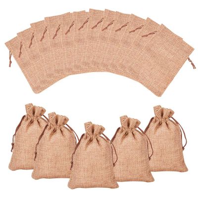 NBEADS 100 Pcs 5.31" Long Burlap Packing Pouches with Drawstring, Linen Burlap Pouches Gift Bags Small Candy Pouch Gunny Sack Bags for Christmas Party Wedding Favors Jewelry Bags, Peru