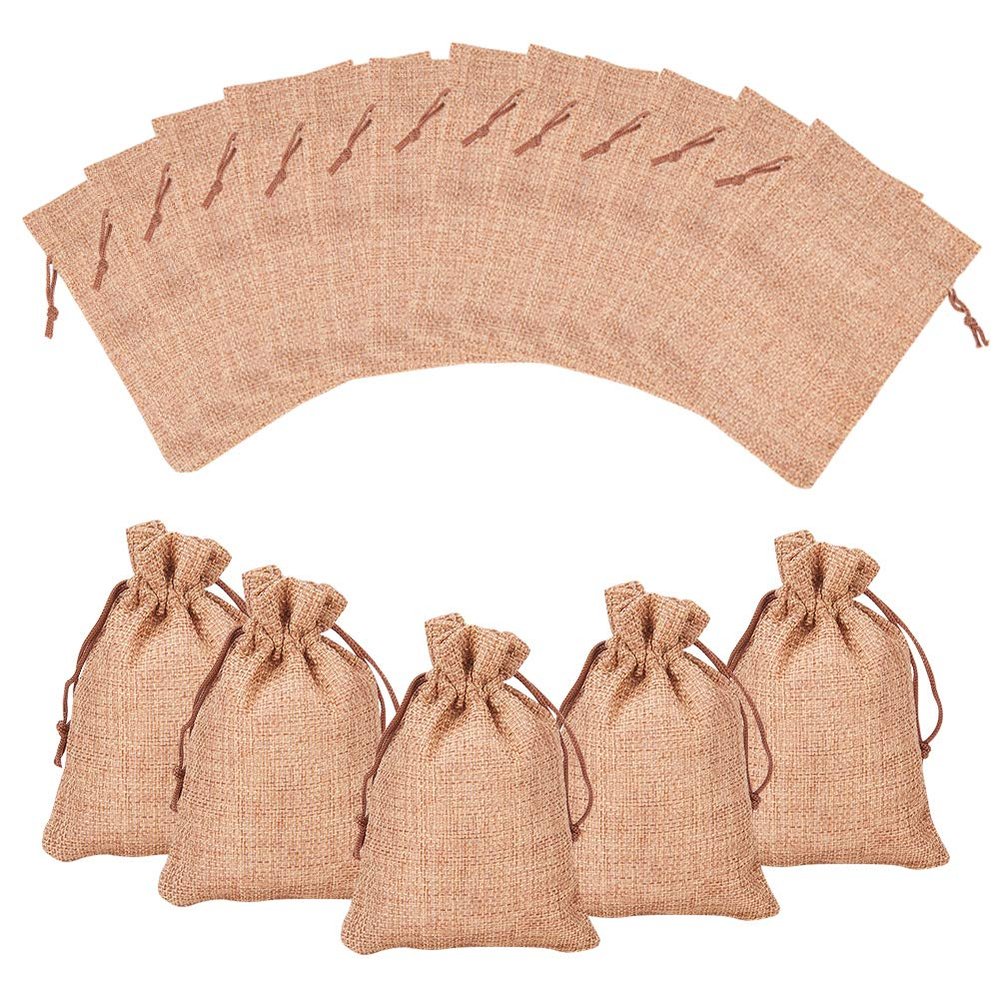 NBEADS 100 Pcs 5.31" Long Burlap Packing Pouches with Drawstring, Linen Burlap Pouches Gift Bags Small Candy Pouch Gunny Sack Bags for Christmas Party Wedding Favors Jewelry Bags, Peru