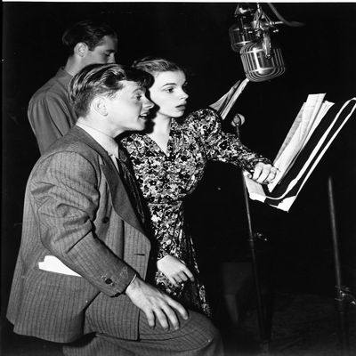 Candid of Judy Garland singing Photo Print (8 x 10)