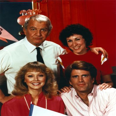 Cheers Cast Posed Together in Portrait Photo Print (24 x 30)