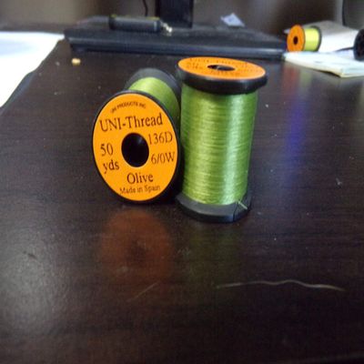 Uni-Thread 6/0 50 Yard Fly Tying Thread (Medium Olive)