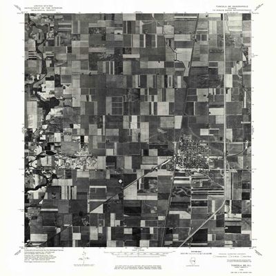 YellowMaps Tuscola SE IL topo map, 1:24000 Scale, 7.5 X 7.5 Minute, Historical, 1975, Updated 1977, 26.9 x 21.4 in - Polypropylene