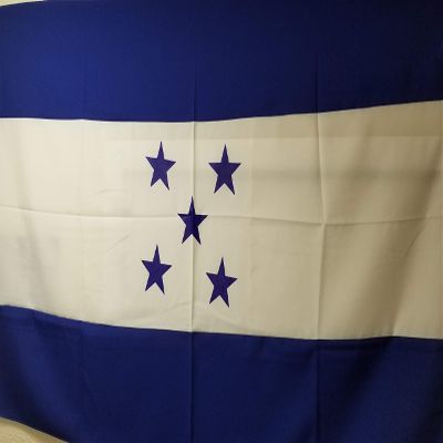 Bandera de Honduras - la bandera de Tu Pais; grande en colores tradicionales azul y blanco 4.75 Pies de Largo y 2.65 Pies de Alto; La Bandera del Pais Donde Tu Naciste, Un Recuerdo de Tus Raices