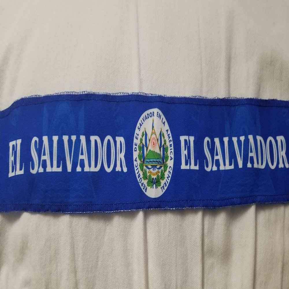 REAS Vincha de El Salvador con Medidas 29 Pulgadas de Largo y 3 Pulgadas de Alto -Un Lindo Recuerdo del Pas Donde Tu Naciste - Colores Azul y Blanco - Escudo Grabado en la Tela