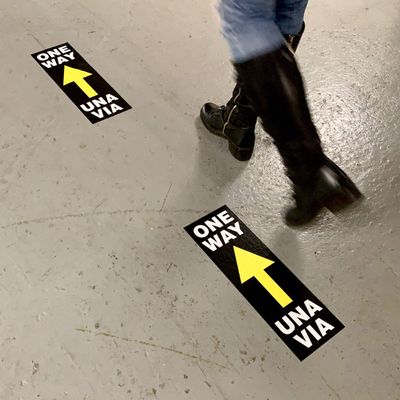 Bilingual One Way Floor Decals - Social Distancing Floor Stickers - Una Via Directional Floor Arrows - 6" x 18 Non-Slip Removable Vinyl Decal (10 per pack)