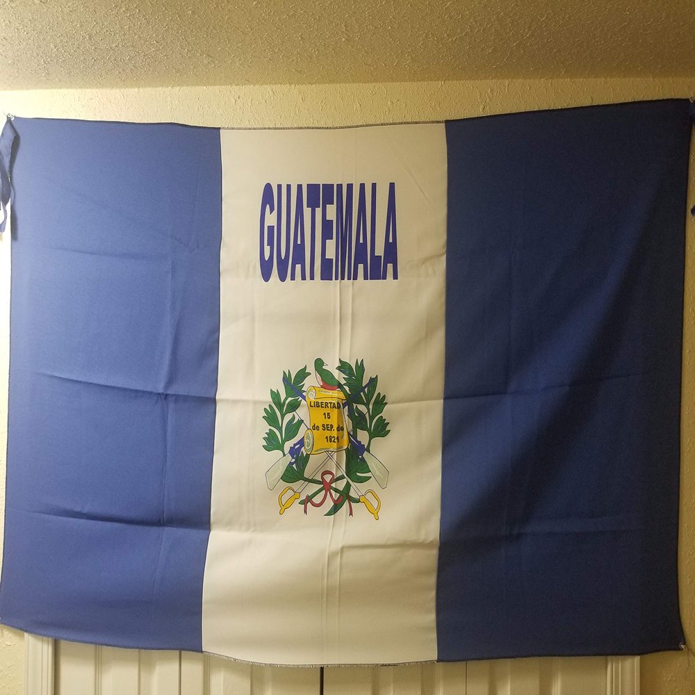 Bandera Grande de Guatemala; Medidas 4.75 FT - 1.45 Mts Largo y 2.65 FT - 0.81 Mts alto La Bandera del Pais Donde Tu Naciste, algo de tus raices - Orgullo Guatemalteco y Chapin