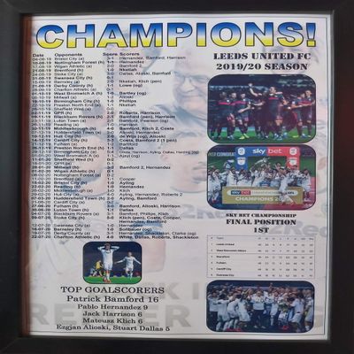 busutu Leeds United 2020 Championship Champions - Framed Print