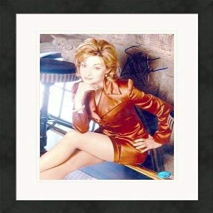 Autograph Warehouse 517152 8 x 10 in. Sharon Lawrence Autographed Matted & Framed Photo - NYPD Blue No.1