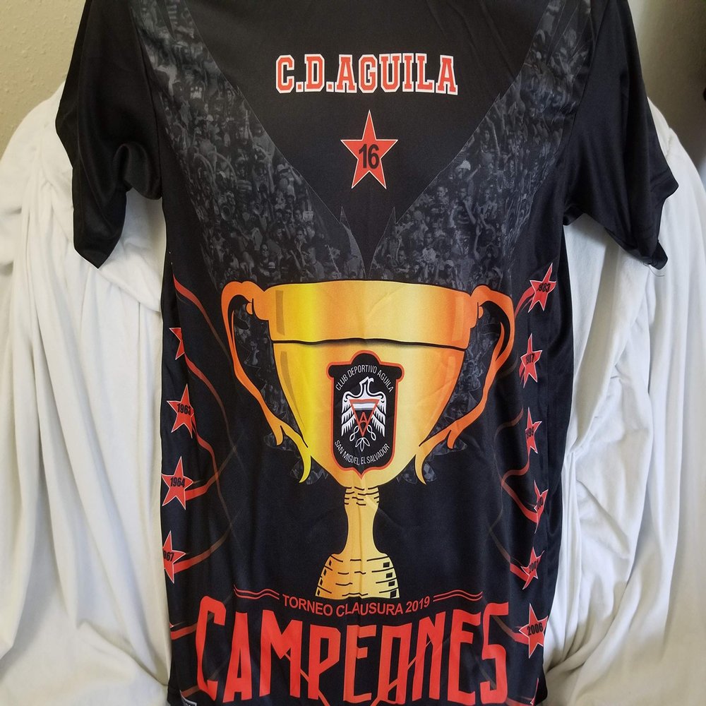 Camisa Negra de Aguila Campeon Copa 16 - El Salvador; La del Aguilucho de Corazn; Campeon 16 Veces; El Equipo Emplumado de El Salvador (Medium)