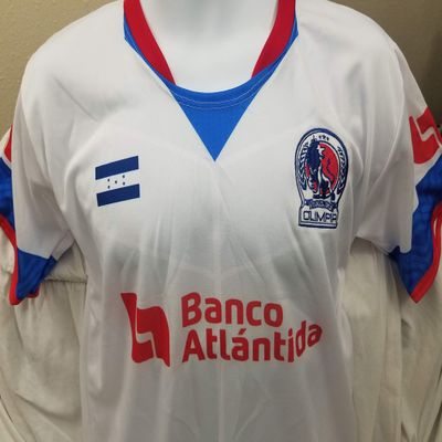 Olimpia Los Leones de Honduras Camisa Blanca con 35 Titulos, Logo Bordado y Bandera de Honduras en Tela (X-Large)
