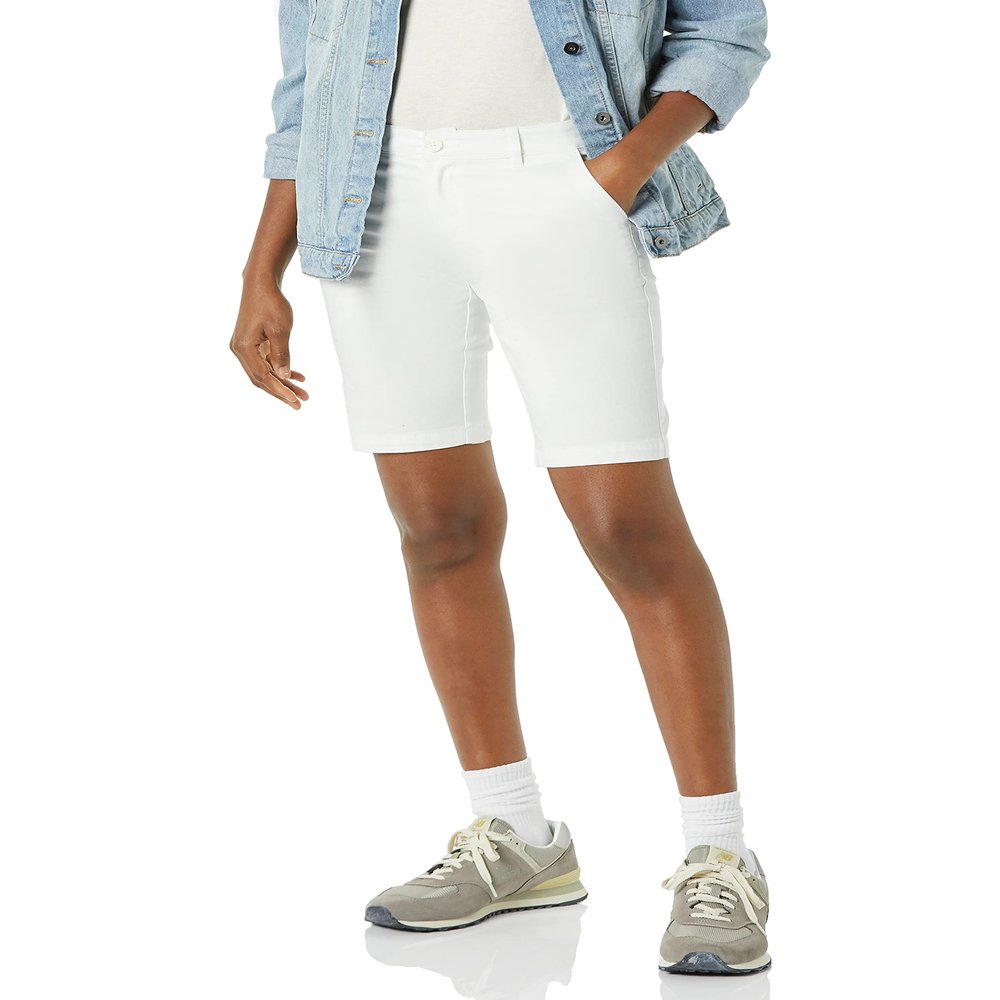Amazon Essentials Women's Mid-Rise Slim-Fit 10" Inseam Bermuda Khaki Shorts, White, 2