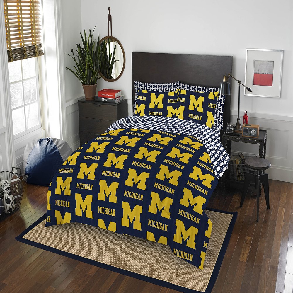 Northwest NCAA Michigan Wolverines Unisex-Adult Bed in a Bag Set, Queen, Rotary