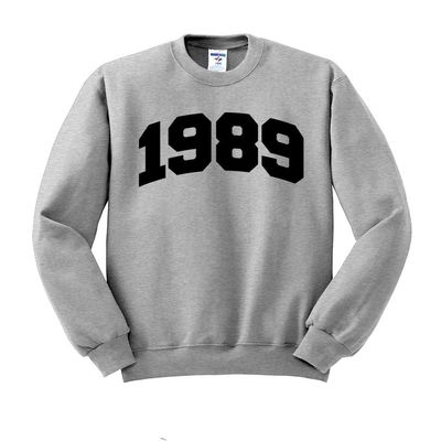 TeesAndTankYou College Style 1989 Sweatshirt Unisex 3X-Large Grey