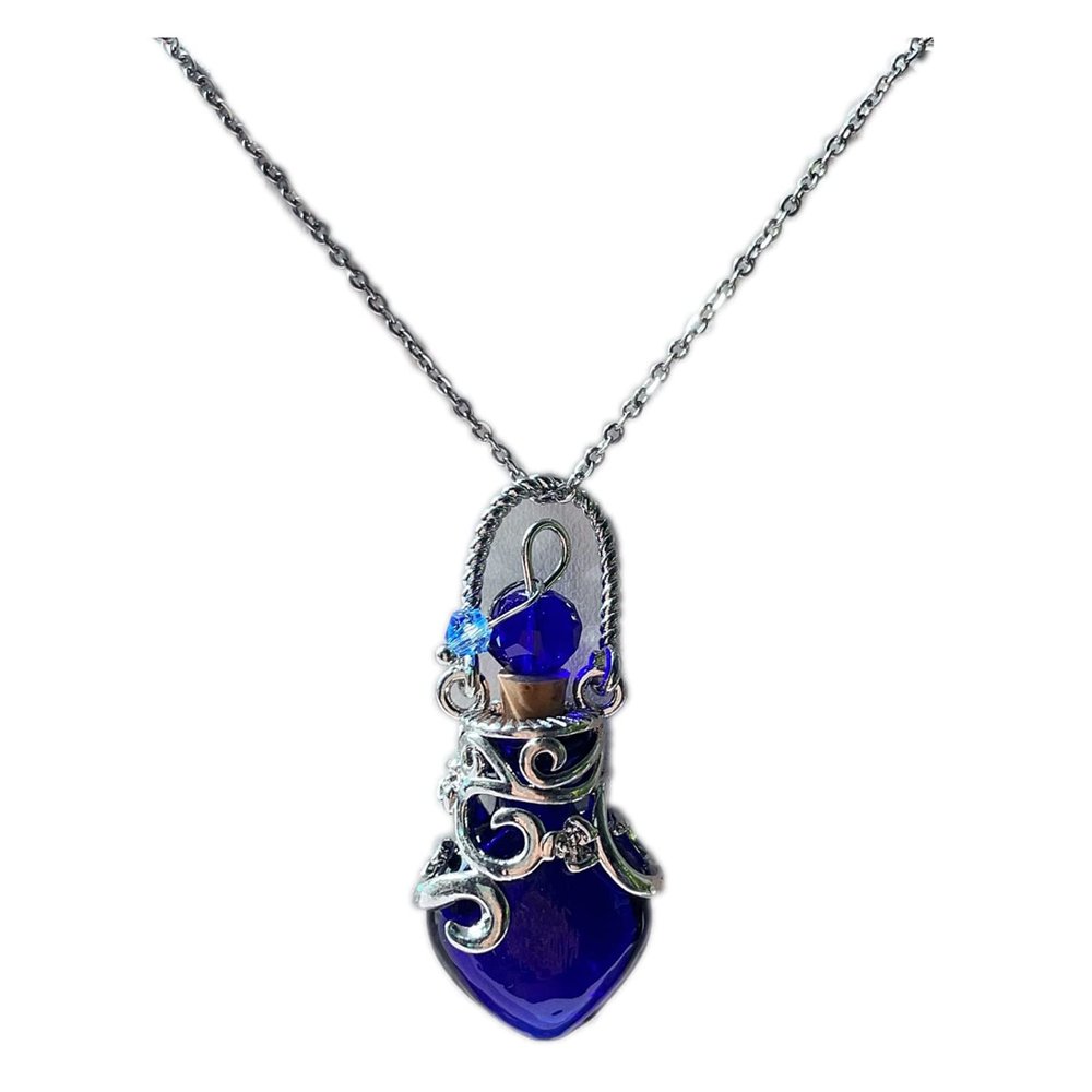 Aromatherapy Essential Oil Bottle Perfume Murano Glass Pendant Necklace for Women Heart-shaped Perfume Bottle Fragrance Flask Small Flower Basket Travel Locket Pendant Collarbone Chain Necklace