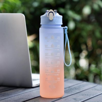 RLOKK Fitness Portable Water Bottle Medium Cup Gradient Water Bottle Outdoor Scrub 900ml Sports Water Cup