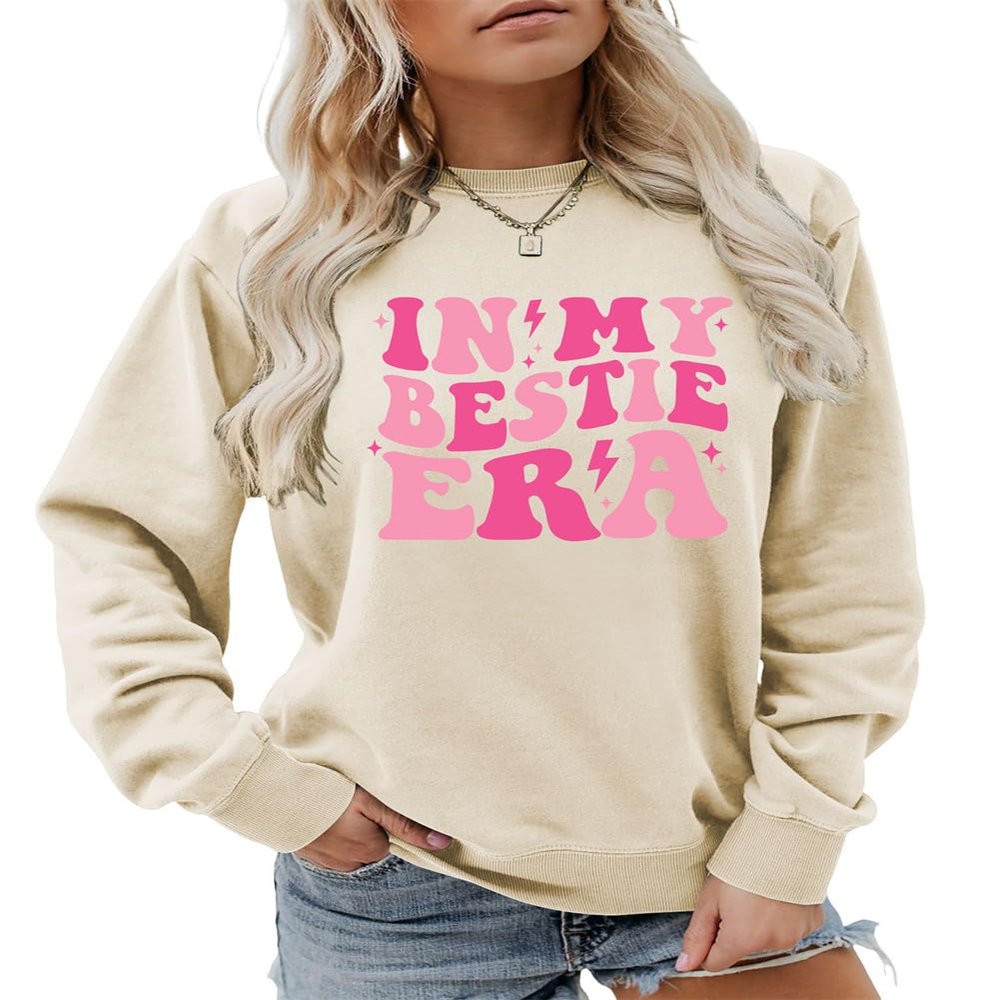 ESIKAH In My Bestie Era Sweatshirt Funny Best Friend Sweater Bestie Shirts Gifts Women Casual Crewneck Graphic Pullover Tops Beige