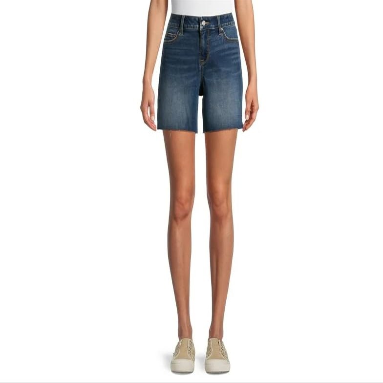 Time and Tru Women's Mid Rise Raw Hem 6" Denim Shorts (US, Numeric, 8, Regular, Regular, Medium Wash)
