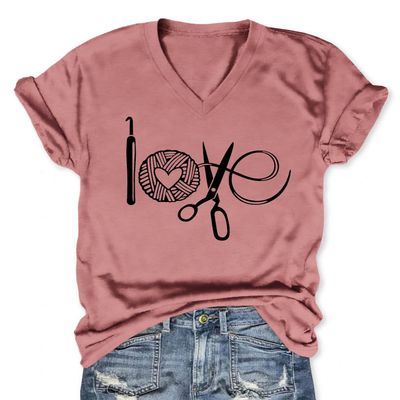 Womens Love Crochet Shirt Funny Letter Print Crochet Hook Yarn Graphic T-Shirt Knitting Lover Gift V Neck Tees Pink